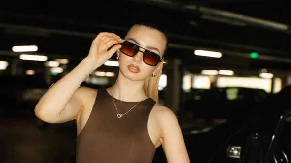 Возлюбленная голкипера АЗ среди тюльпанового рая – весенняя дева в Амстердаме