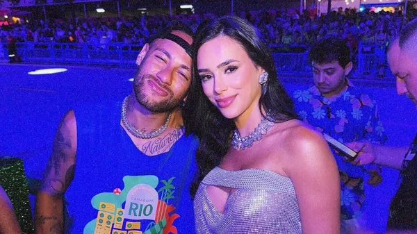 Беременная возлюбленная Неймара повезла маму и мачеху игрока в Диснейленд: посветила животиком в милой футболке