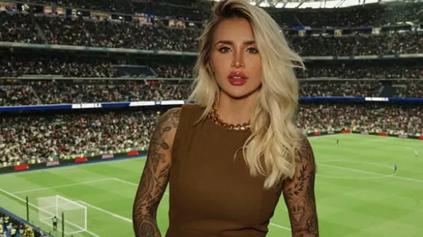 Спокуслива подружка одноклубника Луніна влаштувала спеку на газоні – в бікіні показала найкраще