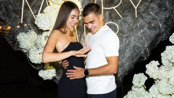 Взгляд, который говорит больше слов: Вивчаренко и его избранница в нежном видео