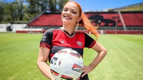 Сайт с эскортницами стал спонсором мужских и женских футбольных клубов – предлагают секс и вебкам