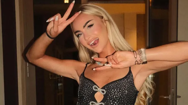 Горячая футболистка обнажила бюст: соблазн, от которого трудно отвести взгляд