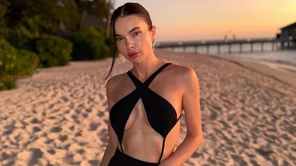 Колишня Кравця ніби випадково засвітила груди у гарячому образі з відкритою спиною