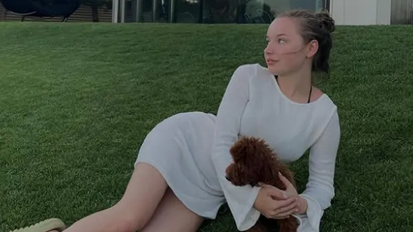 Витончена обраниця гравця Ворскли блиснула на повну в білосніжному міні: вогняний вихід