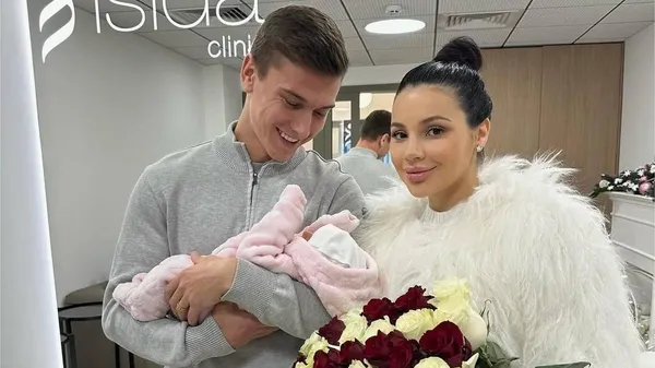 Промінь щастя від Янакових – дружина футболіста разом з донечкою підкорили мережу суцільною милотою