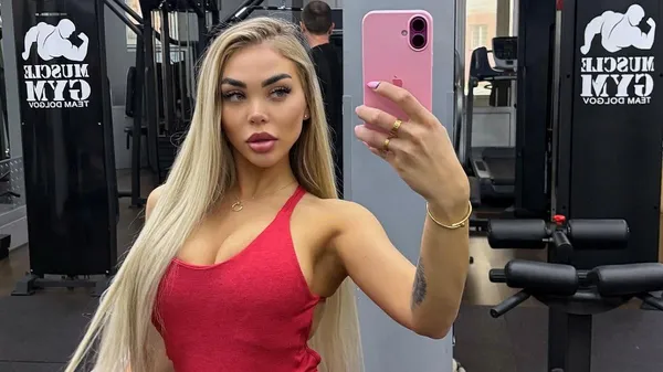 Сексапільна дівчина Алефіренка заворожує накачаним персиком – оце так зміни зовнішності за 5 років