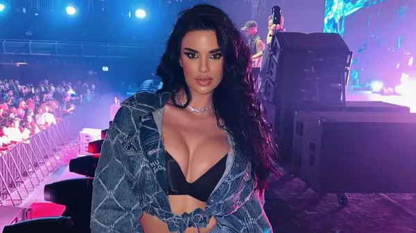 Фанатка збірної Хорватії в напівшпагаті показала свої гарячі сідниці