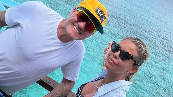 Виери перепугал очаровательную спутницу – легендарного бомбардира госпитализировали на райских Мальдивах