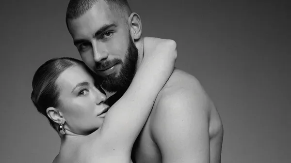 Стильний Єрмаков зажимається з білявкою в ліфті – пристрасне фото підірвало мережу