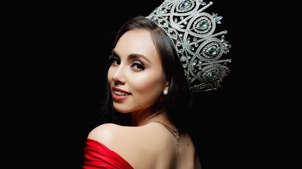 Королева краси проміняла подіум на футбол: суддя дурманить гравців на полі та полюбляє оголені фото