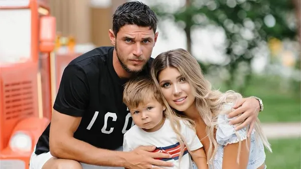 Яремчук після гри: зворушливі обійми з коханою та сином прямо посеред поля