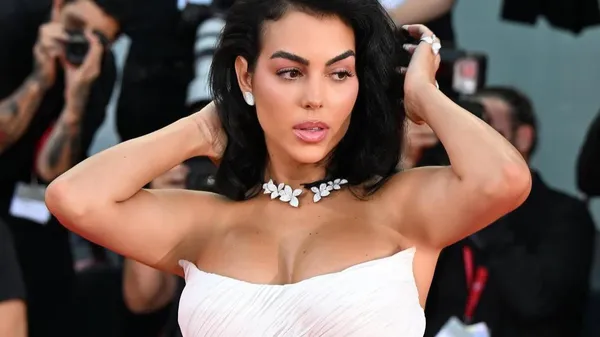 Захопила дух біля мечеті – Родрігес з’явилась у вбранні, яке змусило затамувати подих