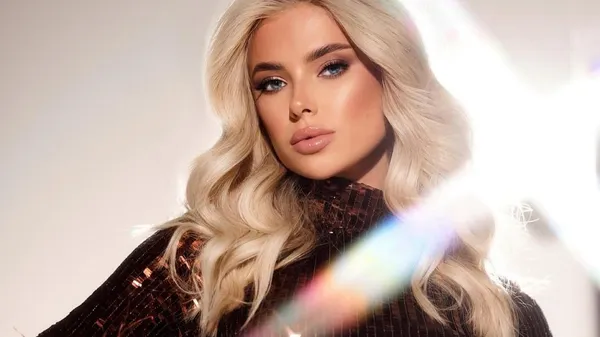 Савина празднует день рождения с огнем в глазах – мир, держись