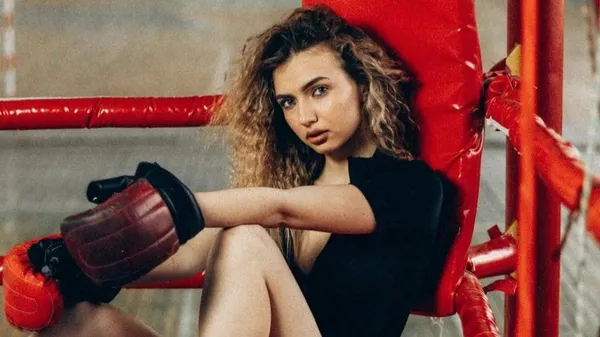 Любка вратаря АЗ ловит моменты наслаждения – вдохновение в каждом мгновении