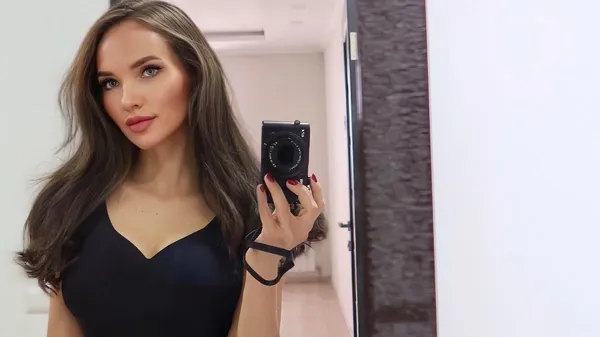 Ведущая Шахтера – как кадр из модного триллера: стиль, уверенность и обольщение