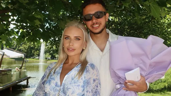 Волошин сжимает её за талию – девушка футболиста просто сияет в его объятиях