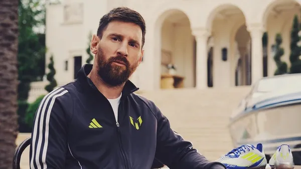 Не міг повірити в це: Мессі нарешті побачився з легендарним співаком, на честь якого його назвали