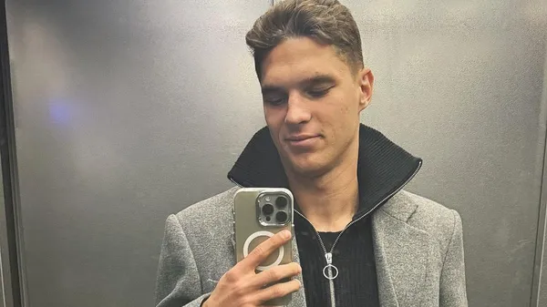 Судакова в ліжку душить нестримне дівча – фанати відзначили його окуляри та одну деталь