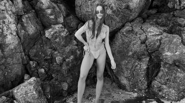 Дівчина Яцика зриває аплодисменти бездоганною пластикою і формами, про які мріють мільйони