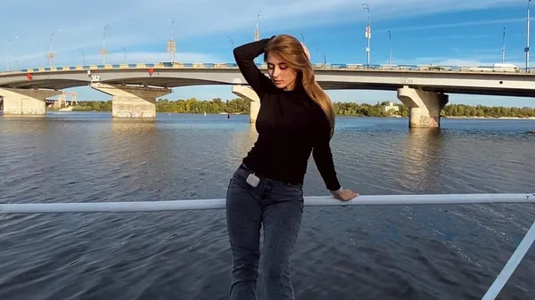 Жена Ризныка похвасталась шпагатом в воздухе: "Это видео стоит вашего внимания"