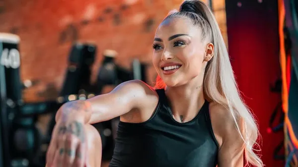 Сексуальна футболістка показала ідеальне тіло під час тренування на пляжі