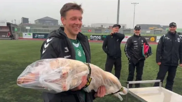 Футбольний клуб Холанда дивує призами для найкращих гравців: смажений кабанчик на зміну лоткам яєць