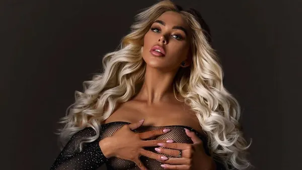 Обраниця Алефіренка у зухвалому вигляді запалює мережу – палкий кадр спокусливої блонди