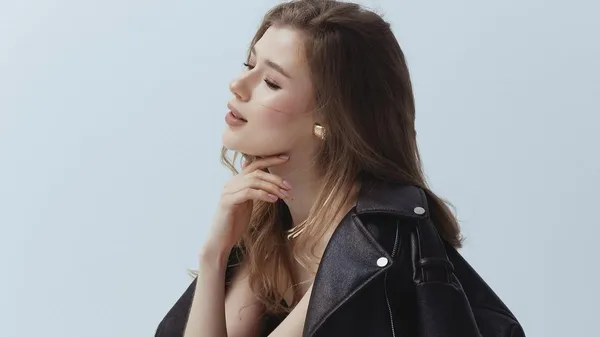 Весна їй личить: кохана захисника ЛНЗ розквітла разом із сонцем