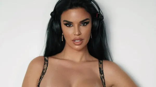 Гола в кінотеатрі – гаряча фанатка збірної Хорватії знову здивувала всіх відвертими кадрами