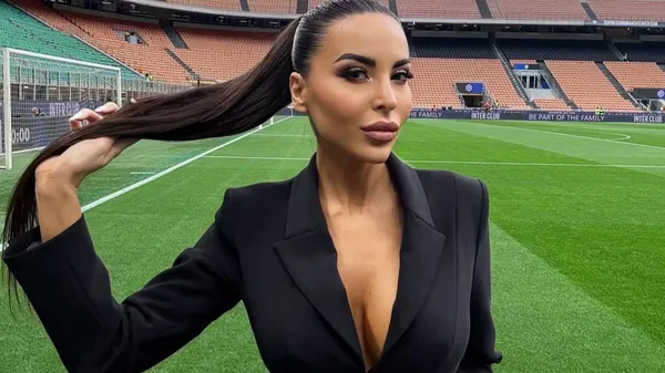 Футбольна богиня Італії знову вразила – телеведуча в шкірі, білому й... прозорому