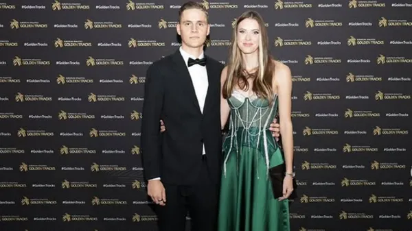 Магучих со своим парнем показали романтику на фоне моря – захватывающие моменты