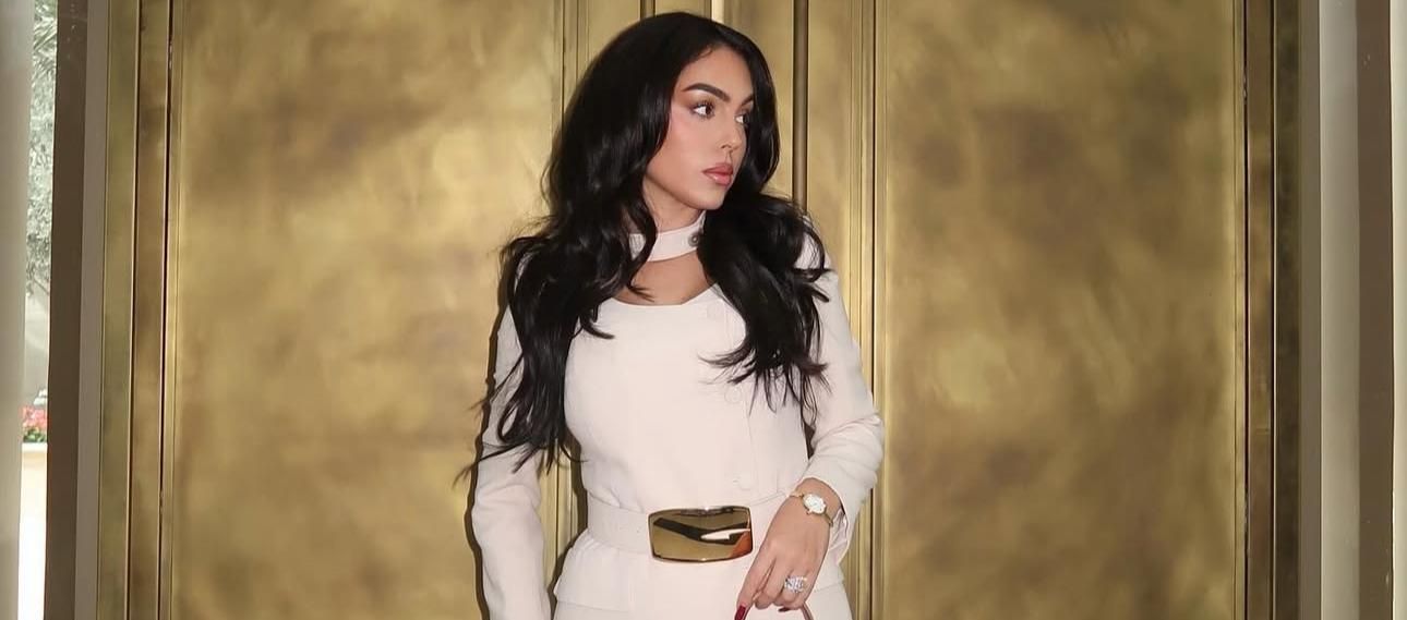 Пекельна брюнетка на ліжку – дівчина Роналду знову зірвала мережу з обкладинки Vogue