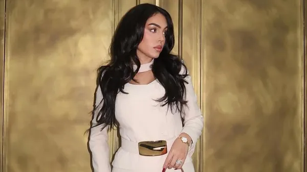 Пекельна брюнетка на ліжку – дівчина Роналду знову зірвала мережу з обкладинки Vogue