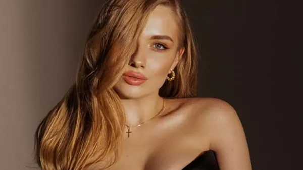 Обраниця зірки Карпат підірвала мережу у сукні, яка розкриває ідеальні вигини та привабливість