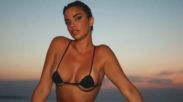 Без тормозов – самая сексуальная фанатка Хорватии обнажила животик и вызывающе подтянула трусики