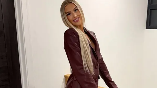 Гаряча атака без м’яча: футболістка влаштувала спекотне шоу на пляжі в червоному купальнику