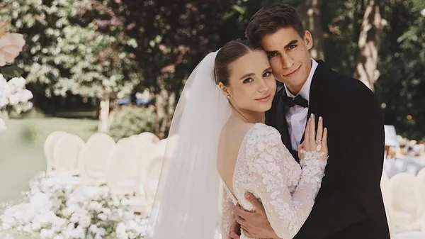 "Быть друг другу тихой гаванью": жена экс-защитника Динамо об особых кольцах и карьере дипломата