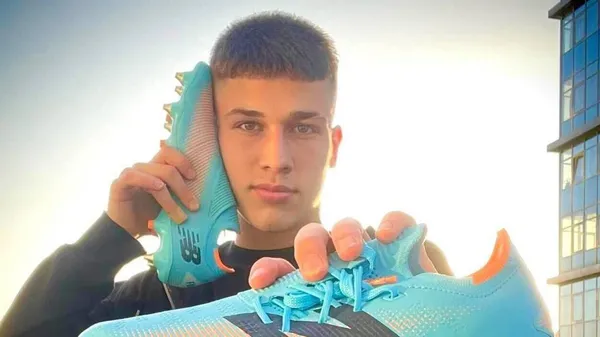 Гравець Динамо вдарився головою об газон, святкуючи гол – Верняєв взявся навчити стрибати сальто