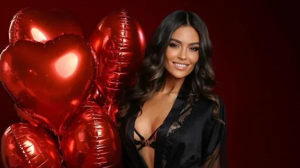 Ведуча ЛЧ залишила фанатів без слів у прямому ефірі: її сміливе вбрання зачарує кожного