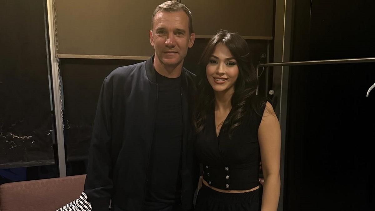 Шевченко ощасливив одразу двох сексапільних ведучих – гарячі іноземки не встояли перед харизмою