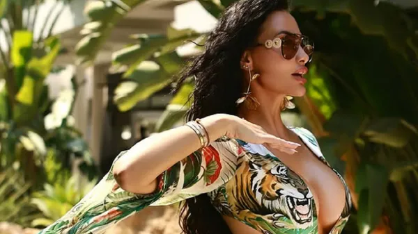 Небезпечна жона екс-зірки Динамо спантеличує і забирає розум відкритим декольте: шалене враження