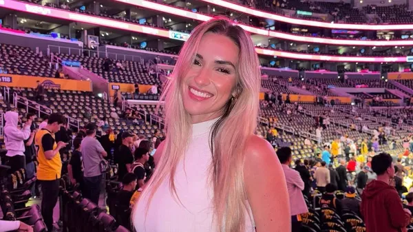 Стихія спокуси: сексапільна волейболістка пікантно оголилася та відверто показала соковиті форми