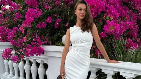 Прекрасна дружина зірки Динамо насолоджується неймовірним періодом і дарує квітучу елегантність