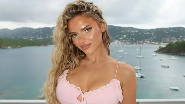 Груди в головній ролі – гаряча кохана зірки американського футболу розірвала мережу чорною сукнею