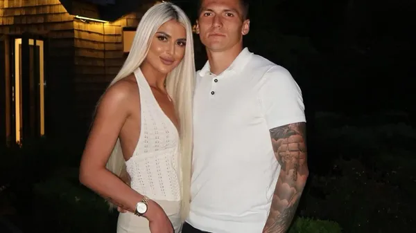 Сексапільна білявка хвалиться, які сюрпризи робить Велетень – оце так сходив по хліб