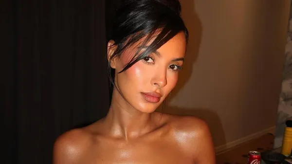 Звезда Ман Сити покусал обольстительную подружку: через его кровать прошли сотни, но ни одна не задержалась