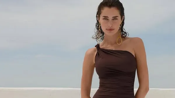 Мокрая пассия звезды Формулы-1 манит лучшими формами в бассейне и намекает на запретное – обольщение