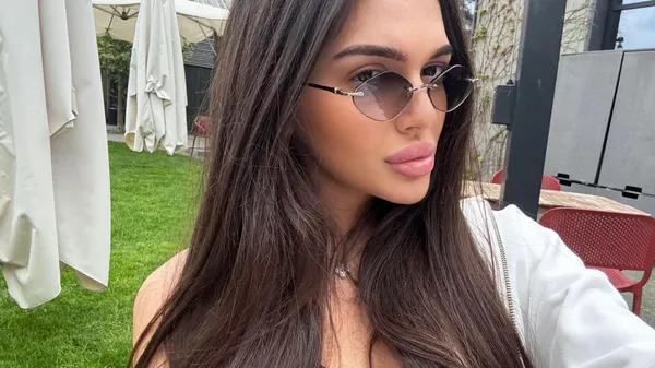 Зірка Динамо без тями від вогняної брюнетки – засвітив авто за мільйони у занадто крутому стилі