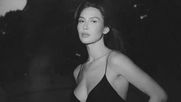 Дівчина півзахисника Чорноморця підкорила погляди грайливими вигинами на фоні Ейфелевої вежі