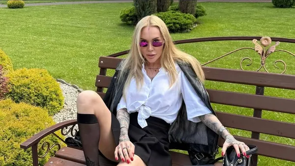 Морозюк пикантно раздвинула ножки и провокационно заиграла на гитаре – дерзость на грани соблазна